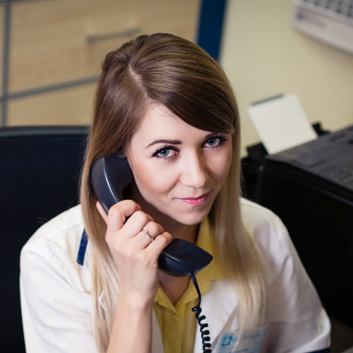 ZOZ Gastromed Lublin, Grupa Scanmed, zespół, na zdjęciu osoba rozmawiająca przez telefon