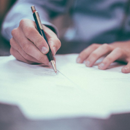 Pliki do pobrania, Gastromed, Pacjent podpisujący dokumenty, Gastromed Lublin, Grupa Scanmed