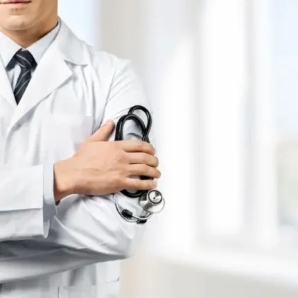 Program badań przesiewowych raka jelita grubego, Gastromed, Scanmed, lekarz trzymający stetoskop